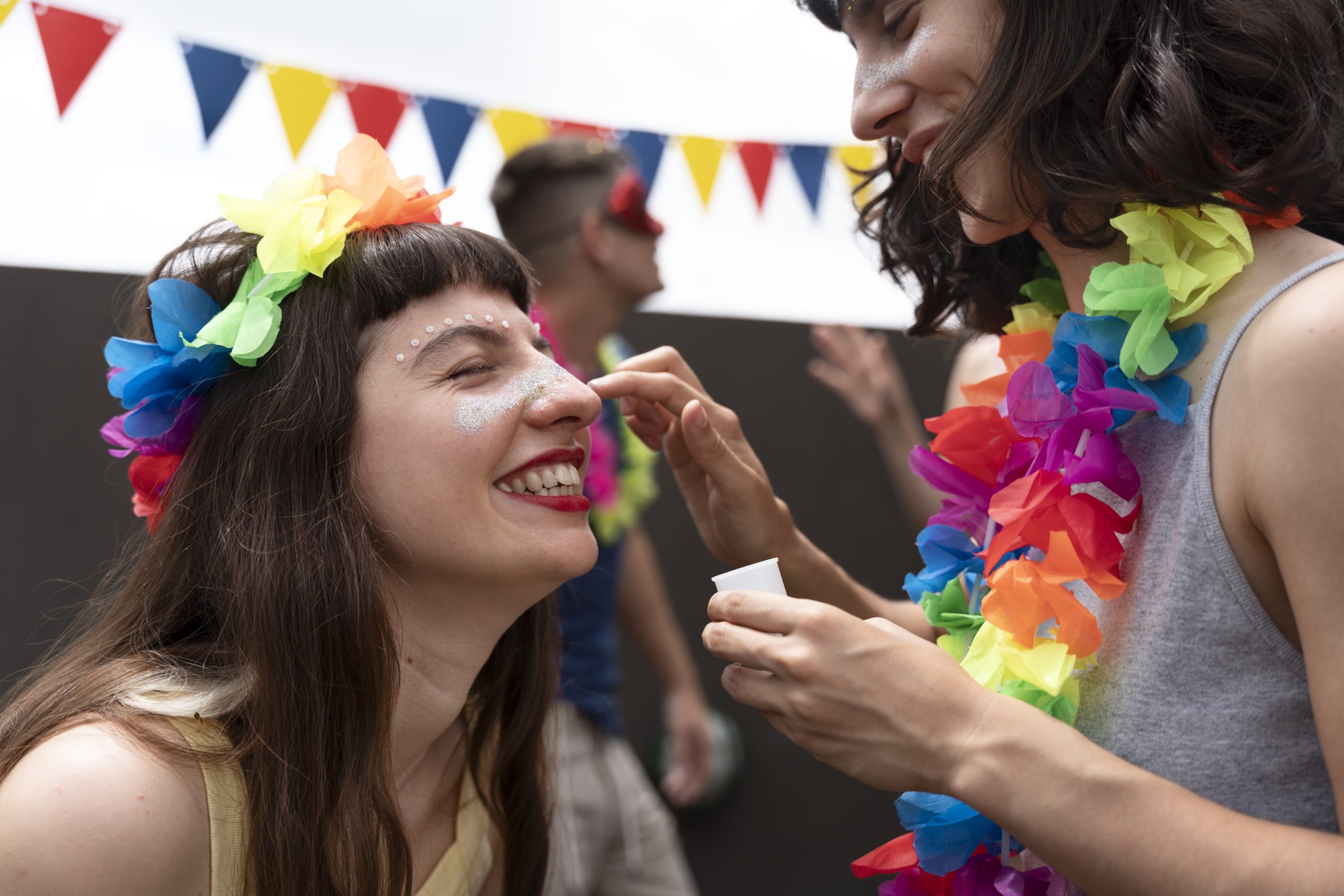 Glitter, preservativo e areia: veja o que não pode ir para o ralo durante o Carnaval